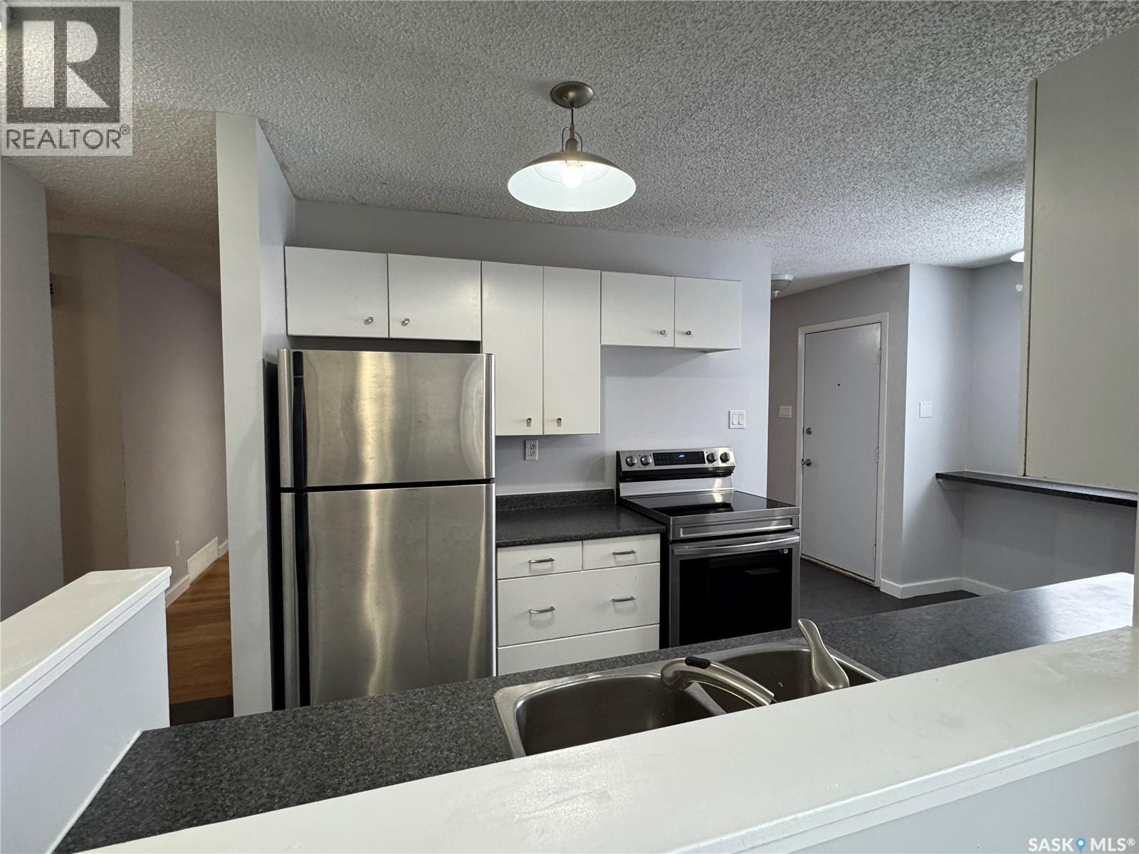 138 Thomson Avenue, Regina, SK - Indoor Photo Showing Kitchen