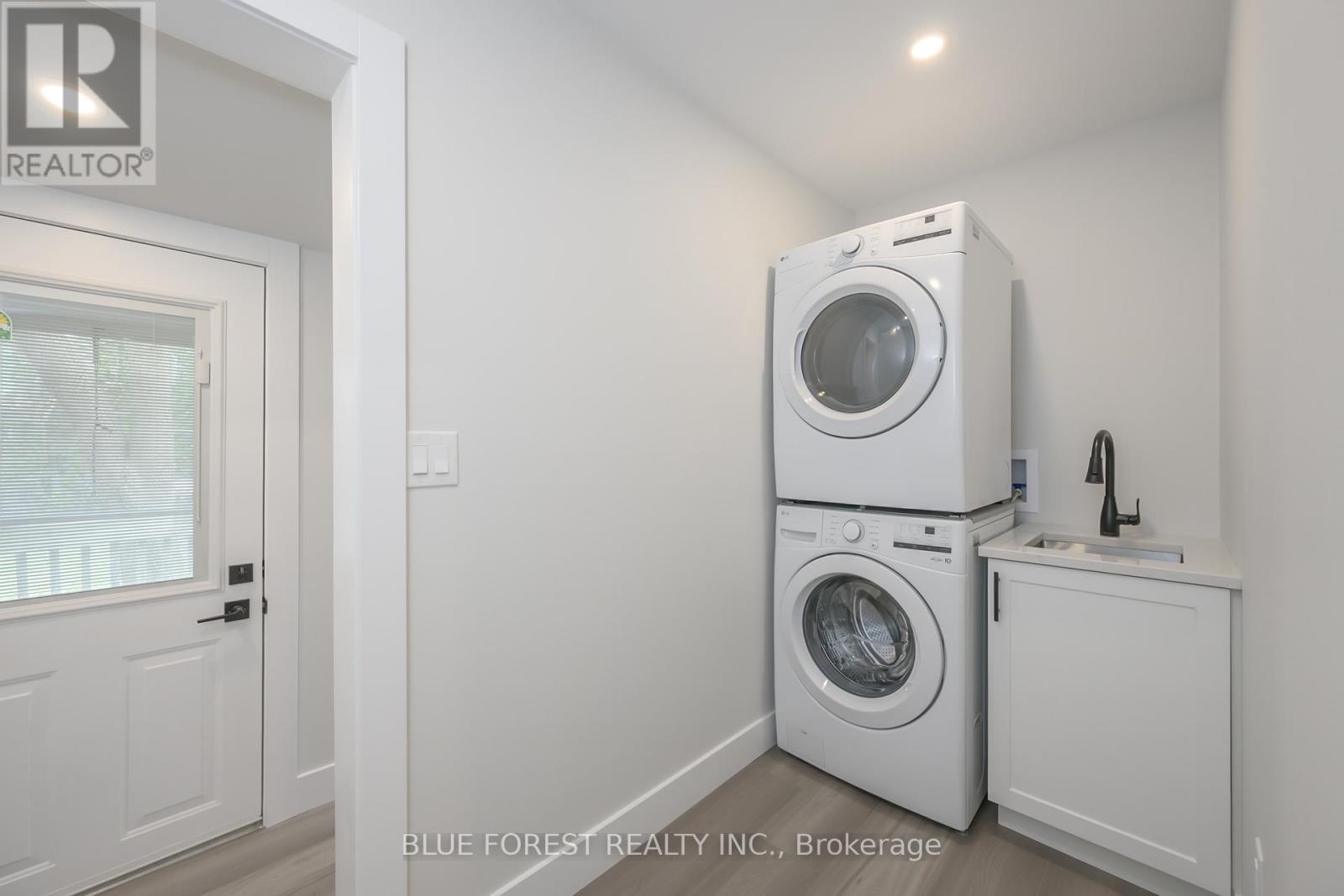 186 Victoria Street, Southwest Middlesex (Glencoe), ON - Indoor Photo Showing Laundry Room