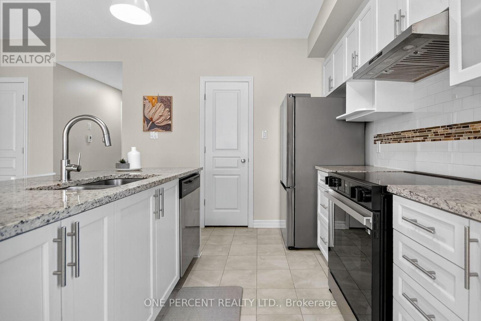 F - 66 Tipperary Private, Ottawa, ON - Indoor Photo Showing Kitchen With Upgraded Kitchen