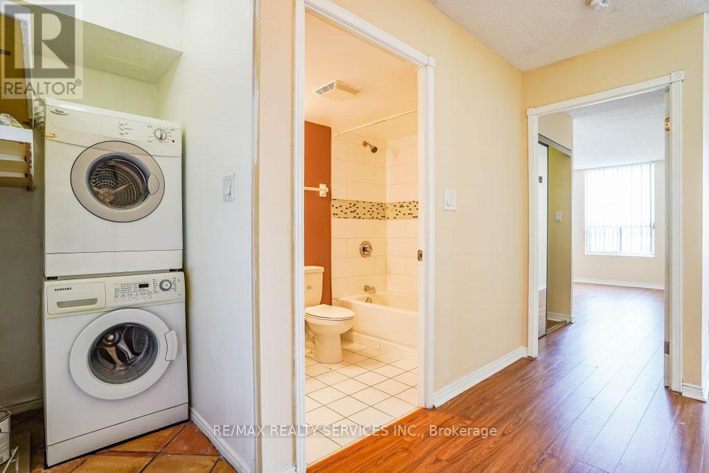 916 - 135 Hillcrest Avenue, Mississauga, ON - Indoor Photo Showing Laundry Room