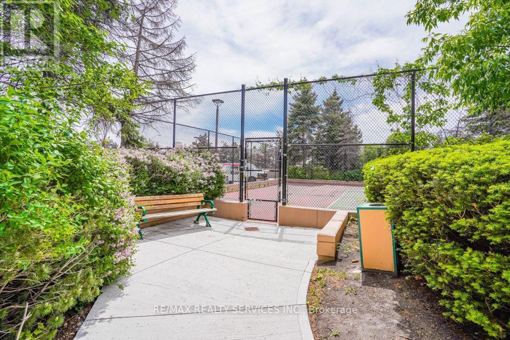 916 - 135 Hillcrest Avenue, Mississauga, ON - Outdoor