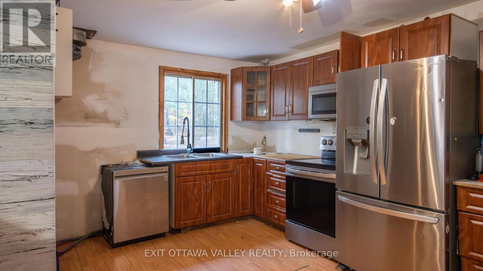 6 Grannys Lane, Killaloe, Hagarty And Richards, ON - Indoor Photo Showing Kitchen With Double Sink