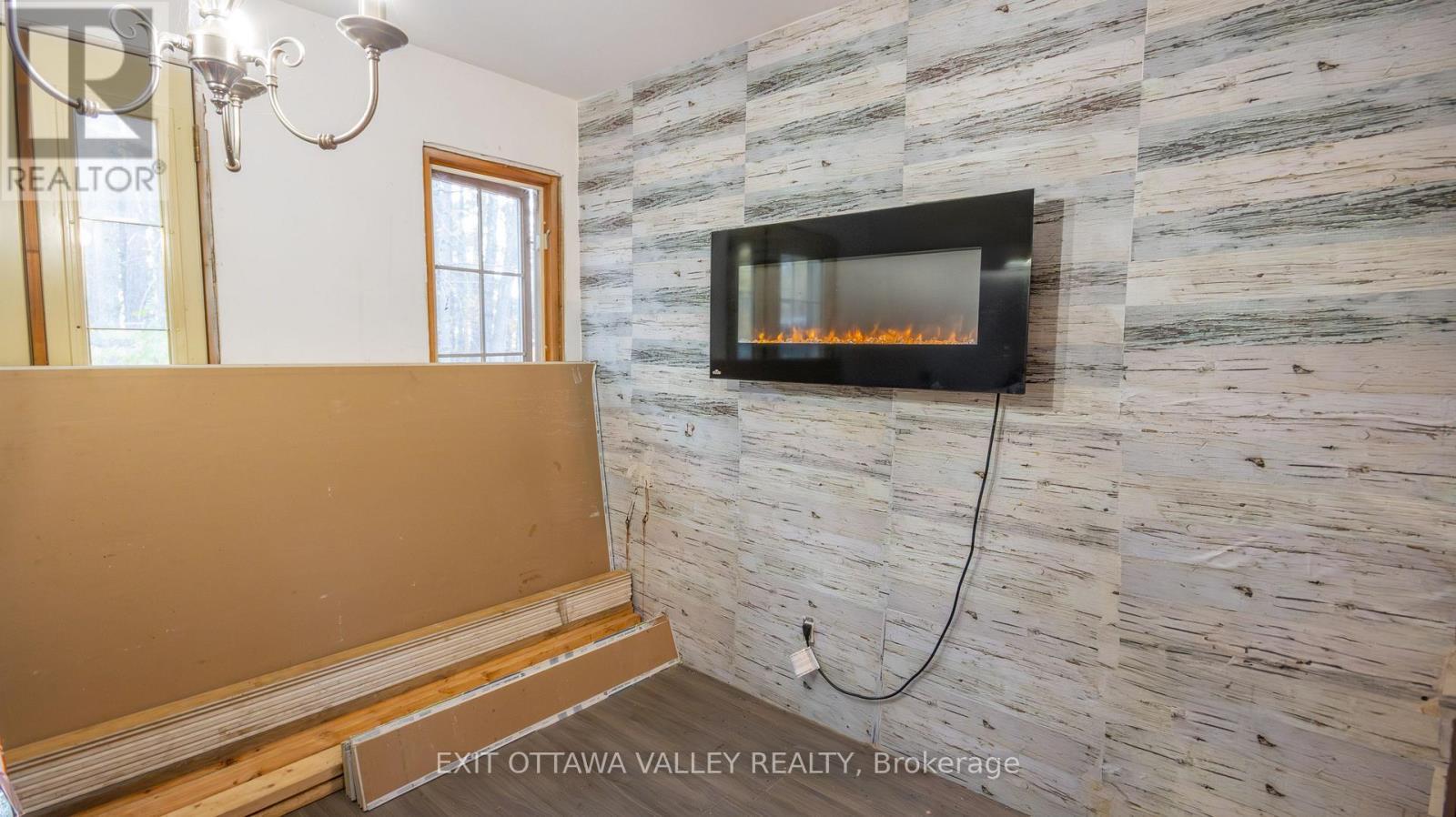 6 Grannys Lane, Killaloe, Hagarty And Richards, ON - Indoor With Fireplace