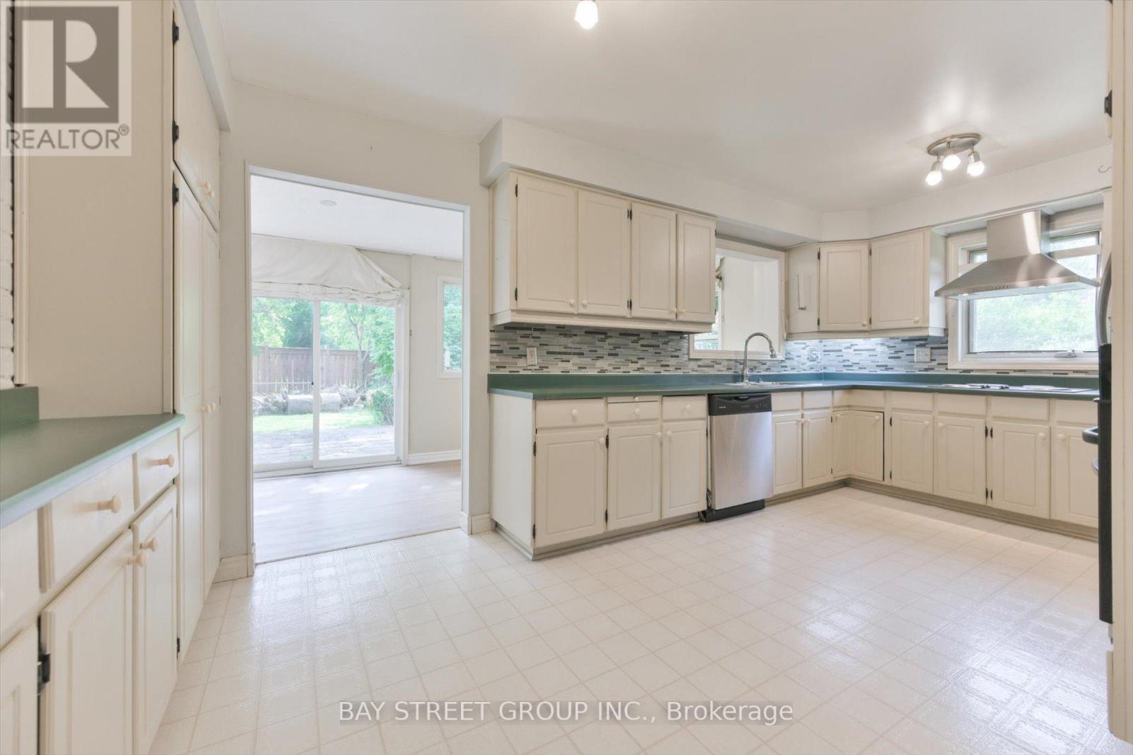 33 Kilchurn Castle Drive, Toronto, ON - Indoor Photo Showing Kitchen
