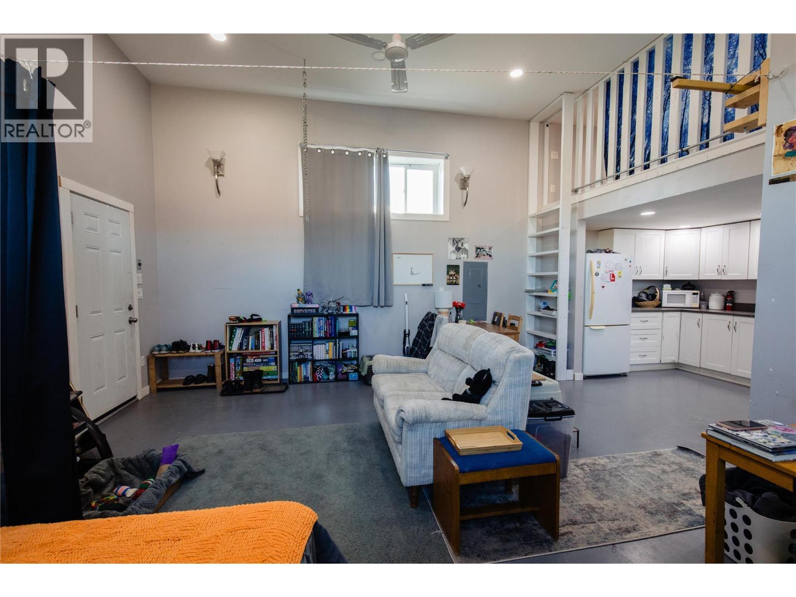 776 Dominion Street, Kamloops, BC - Indoor Photo Showing Living Room