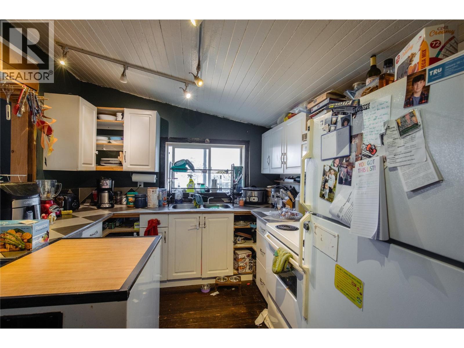 776 Dominion Street, Kamloops, BC - Indoor Photo Showing Kitchen With Double Sink
