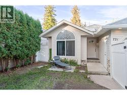 Front yard fenced in but easy to remove from the driveway side -