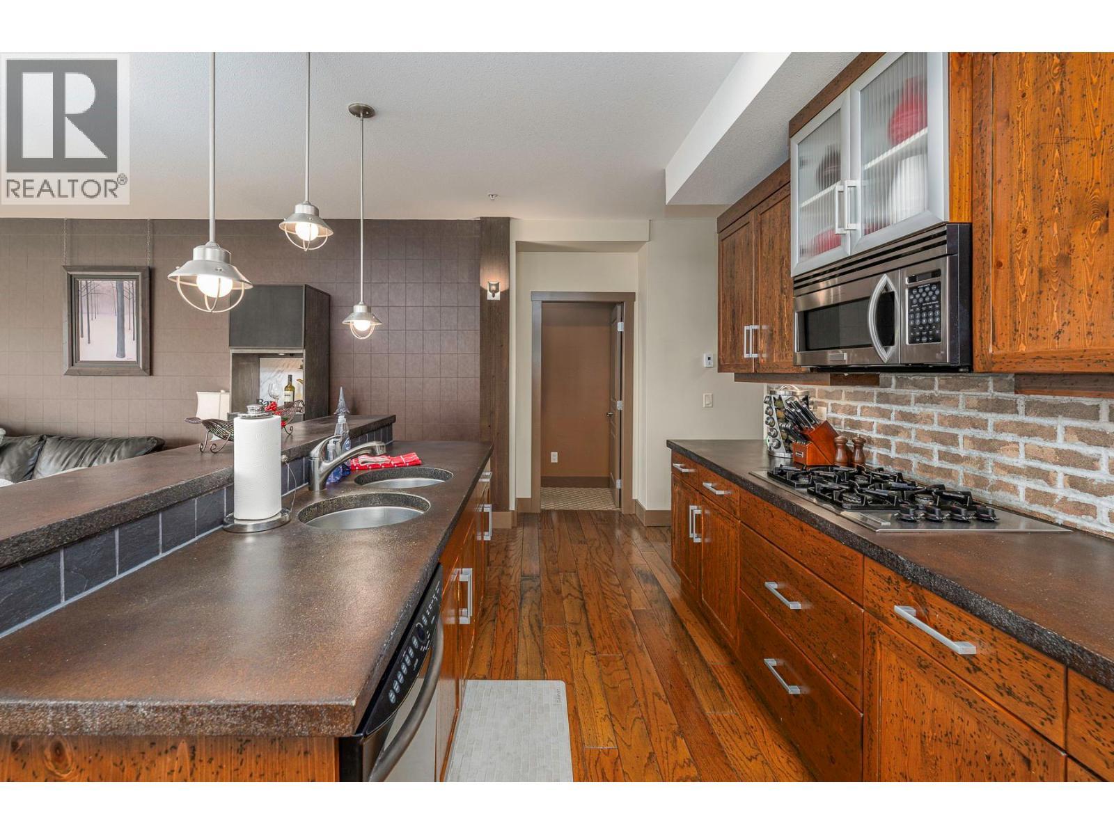 5085 Snowbird Way Unit# 103, Big White, BC - Indoor Photo Showing Kitchen With Upgraded Kitchen