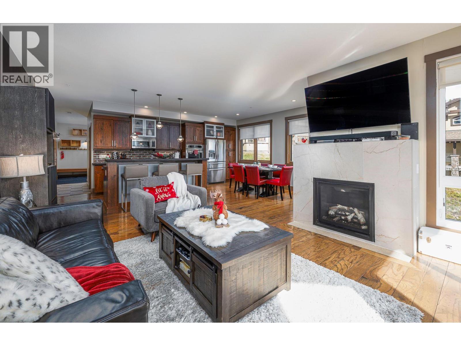 5085 Snowbird Way Unit# 103, Big White, BC - Indoor Photo Showing Living Room With Fireplace