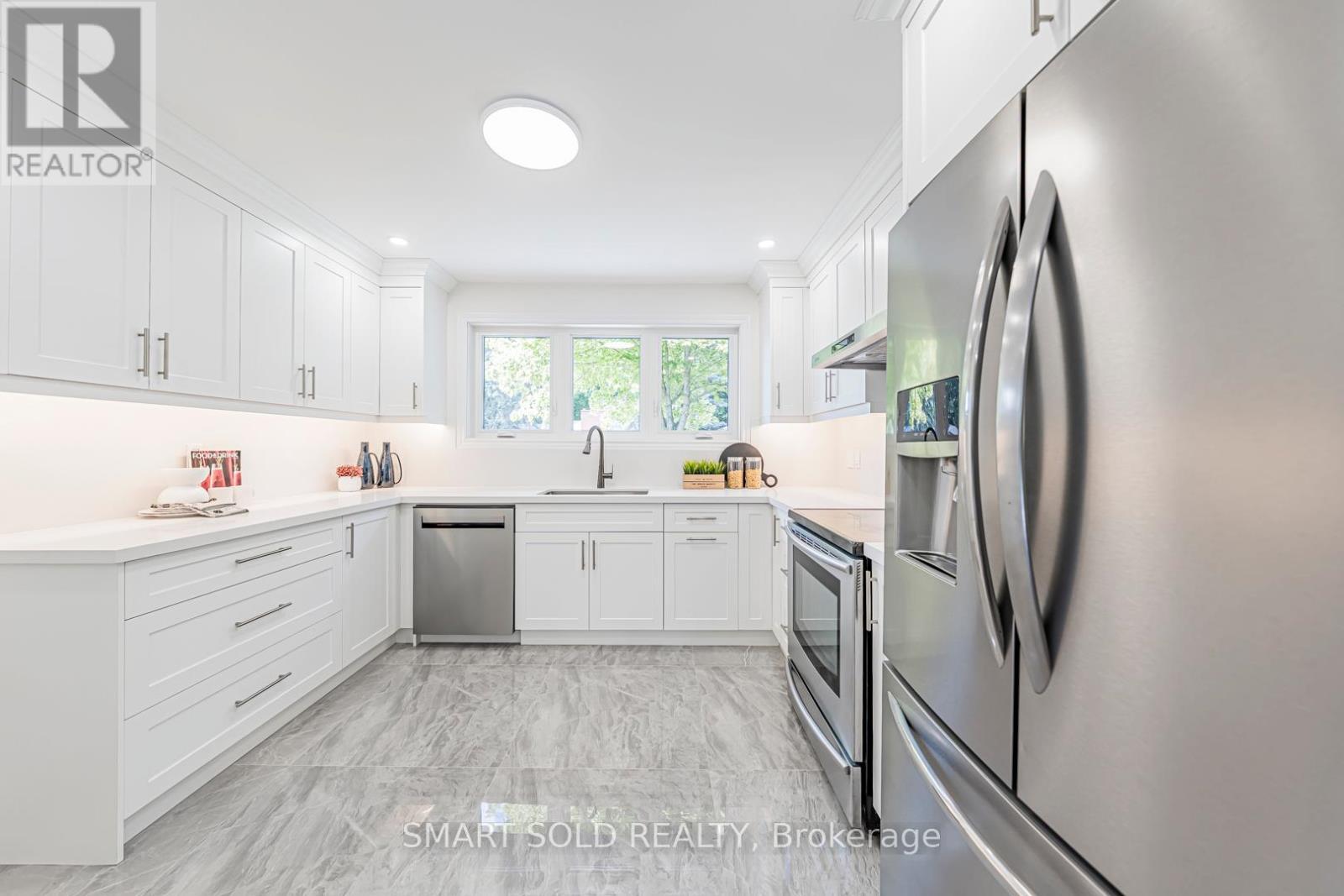 158 Park Avenue, Newmarket, ON - Indoor Photo Showing Kitchen With Stainless Steel Kitchen With Upgraded Kitchen