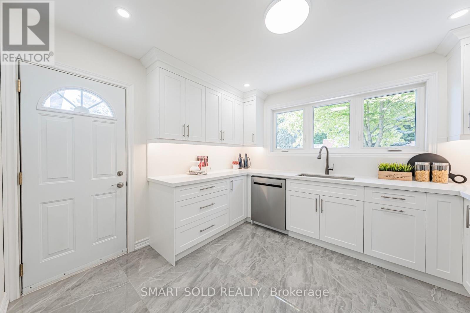 158 Park Avenue, Newmarket, ON - Indoor Photo Showing Kitchen