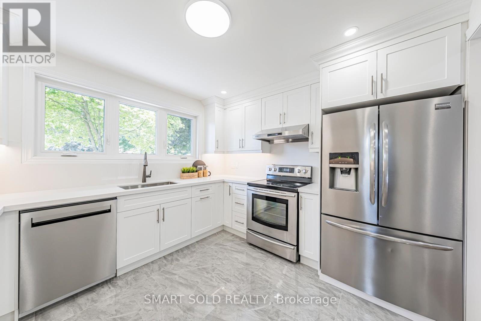 158 Park Avenue, Newmarket, ON - Indoor Photo Showing Kitchen With Stainless Steel Kitchen With Upgraded Kitchen