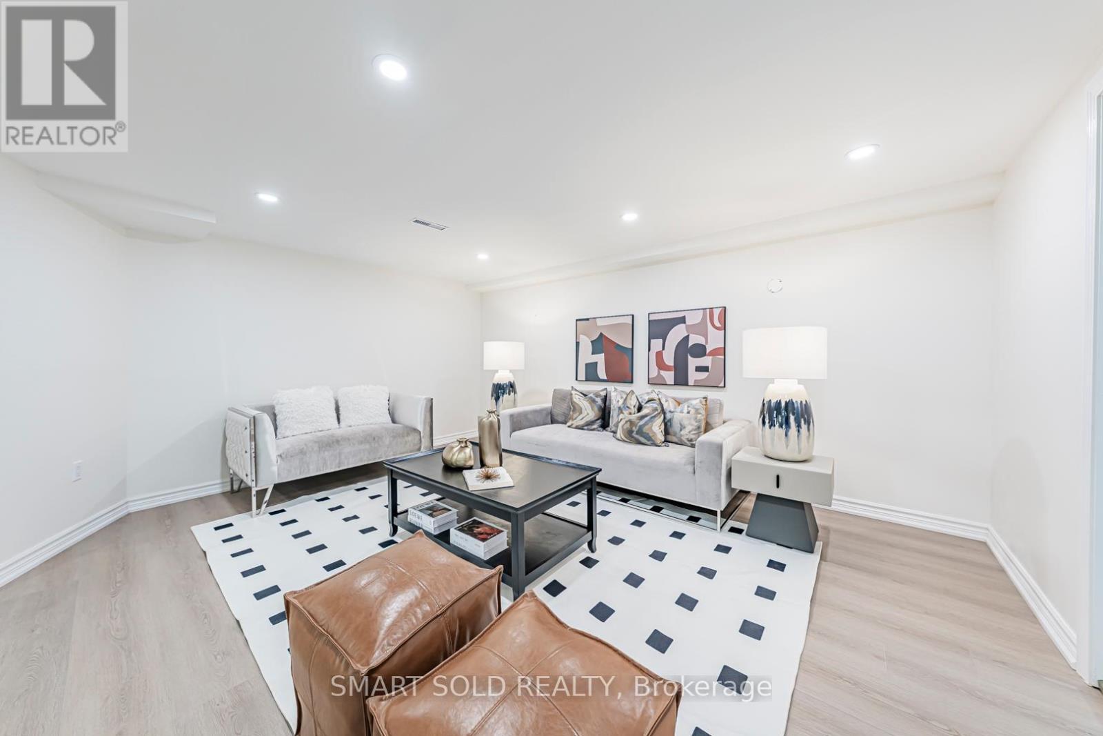 158 Park Avenue, Newmarket, ON - Indoor Photo Showing Living Room