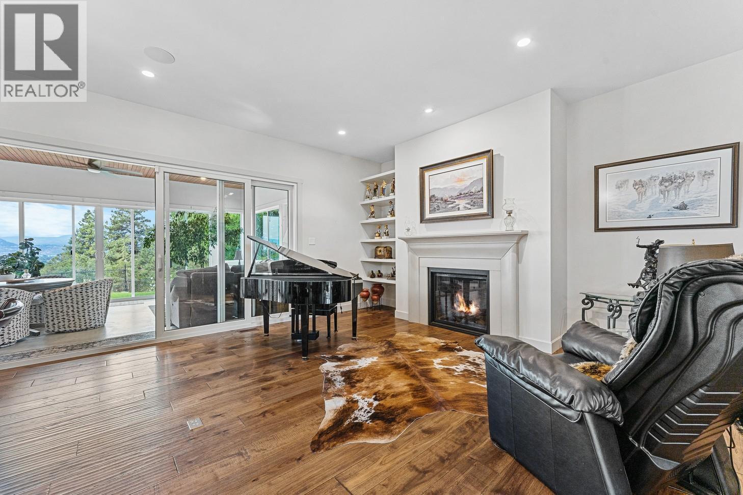 3022 Dunster Road, Kelowna, BC - Indoor Photo Showing Living Room With Fireplace