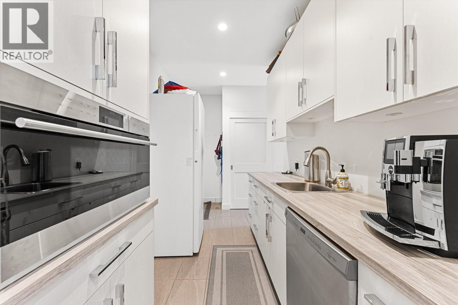 3022 Dunster Road, Kelowna, BC - Indoor Photo Showing Kitchen With Upgraded Kitchen