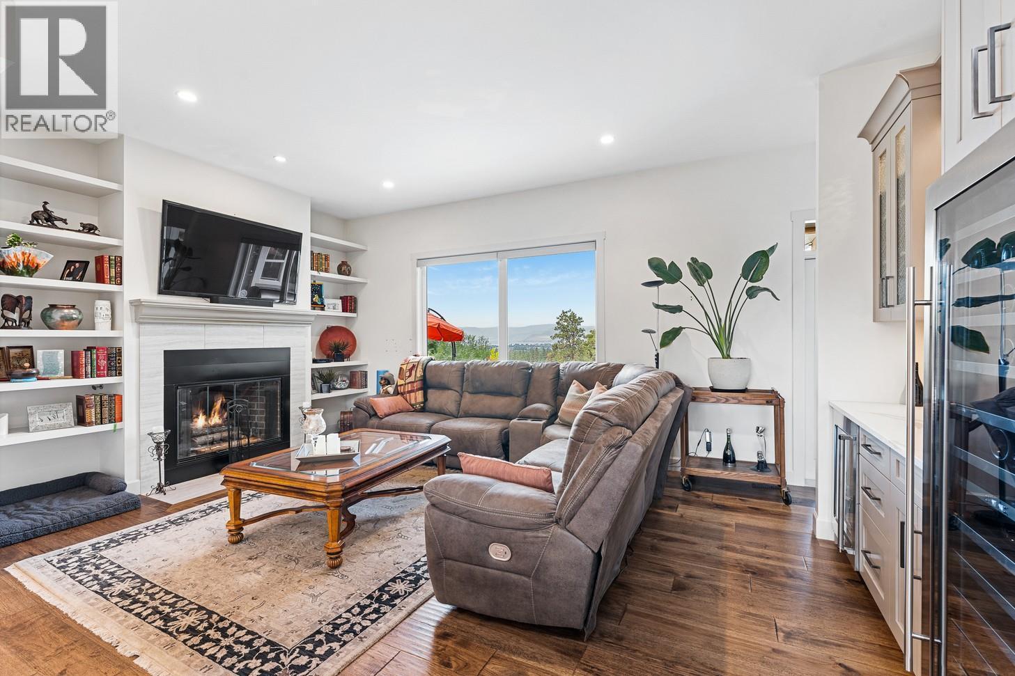 3022 Dunster Road, Kelowna, BC - Indoor Photo Showing Living Room With Fireplace