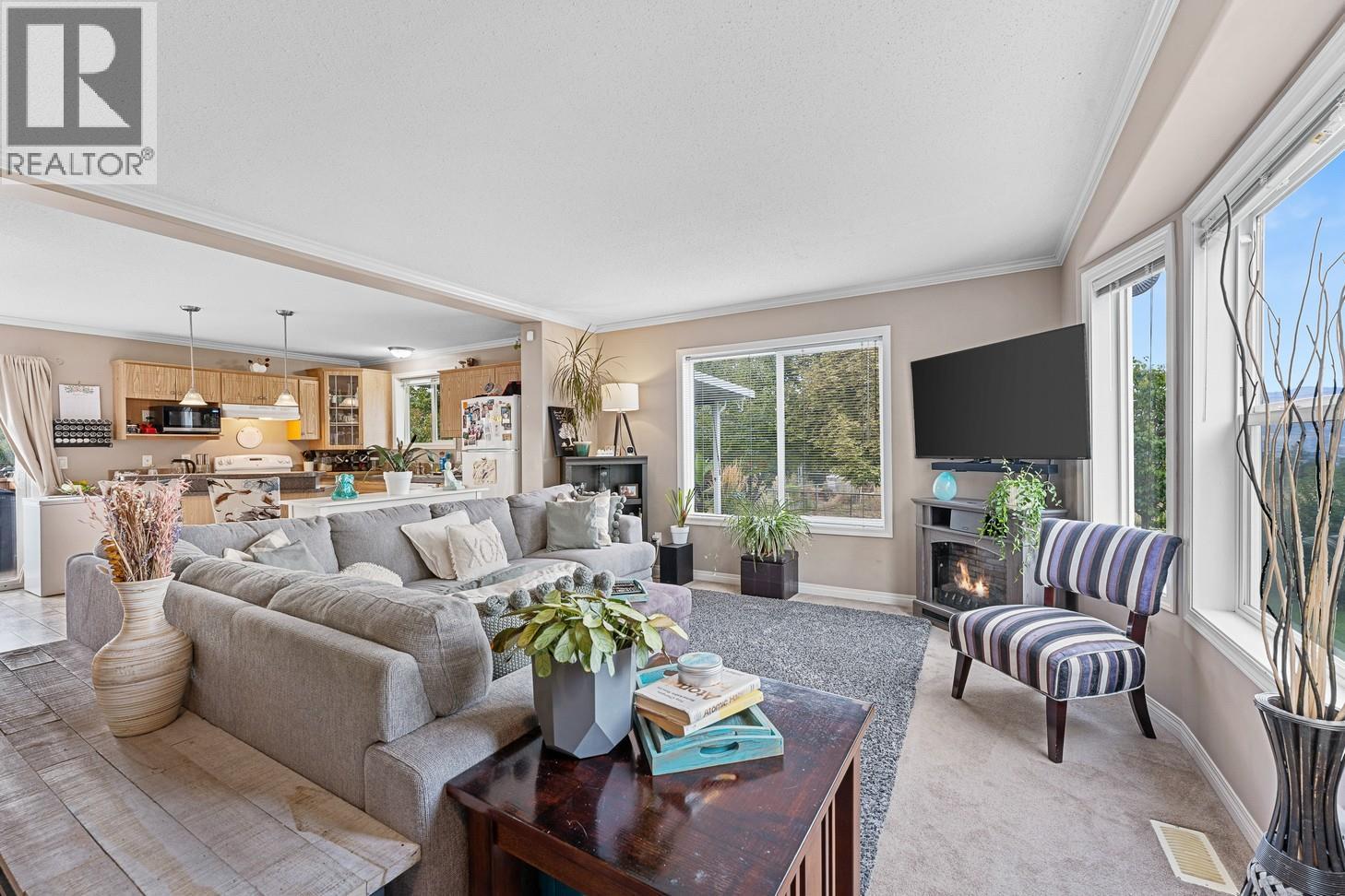 3022 Dunster Road, Kelowna, BC - Indoor Photo Showing Living Room