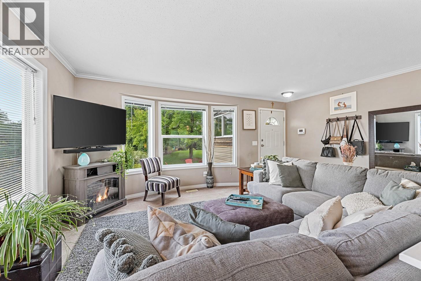 3022 Dunster Road, Kelowna, BC - Indoor Photo Showing Living Room