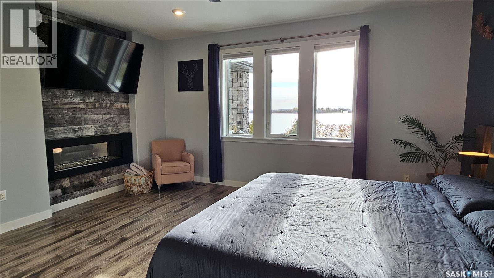 17 Pape Drive, Humboldt Rm No. 370, SK - Indoor Photo Showing Bedroom With Fireplace