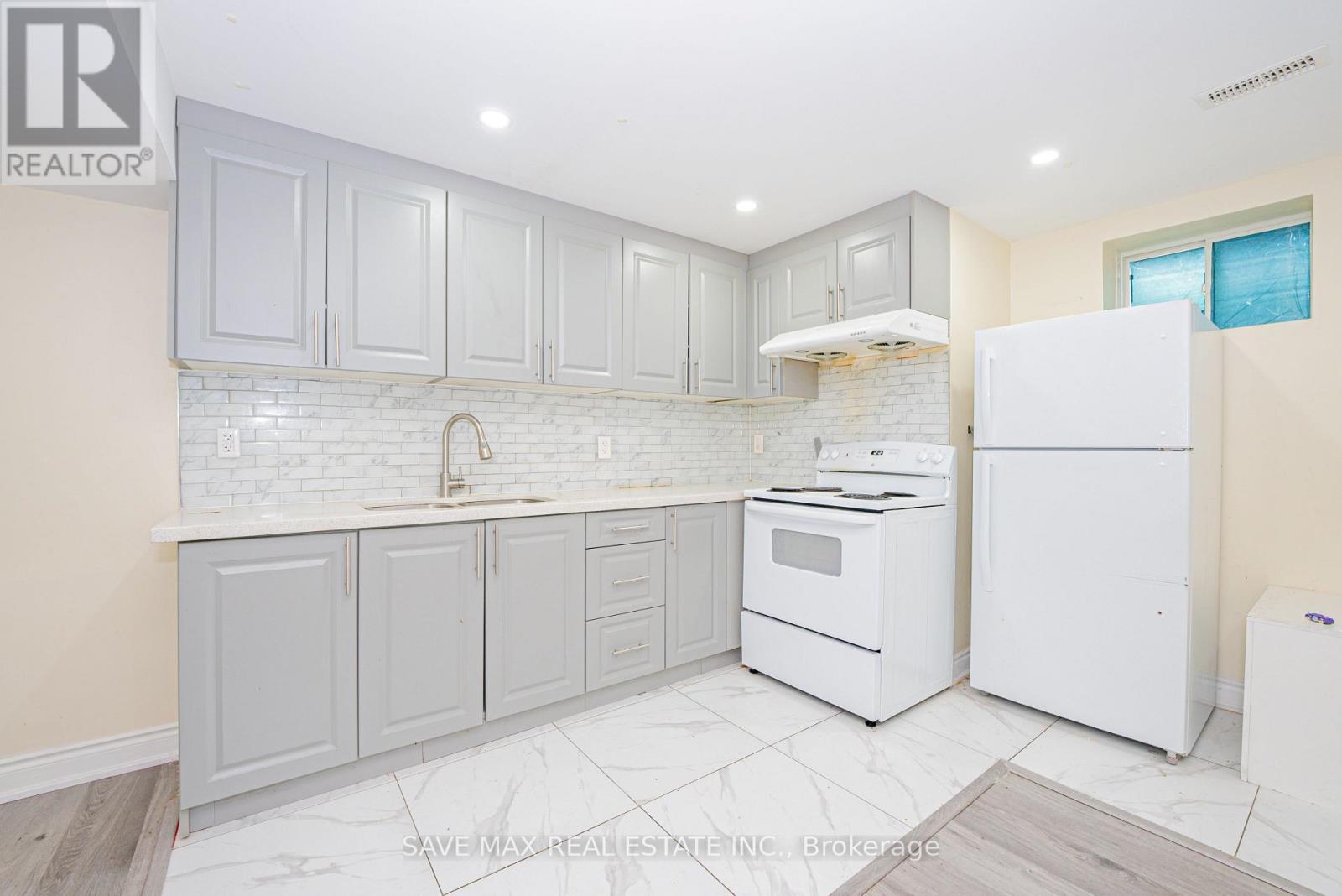 19 Boat Street, Brampton, ON - Indoor Photo Showing Kitchen