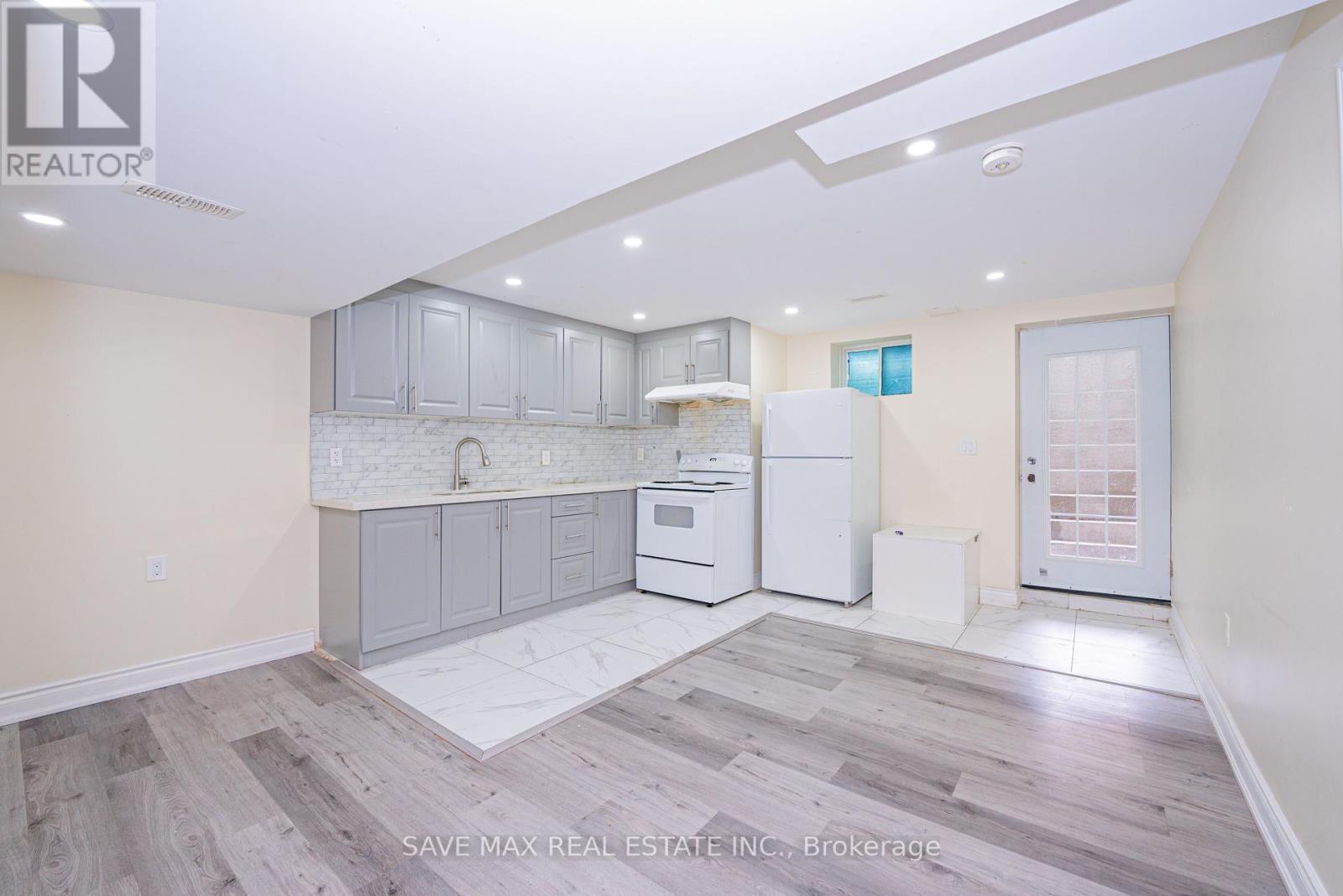 19 Boat Street, Brampton, ON - Indoor Photo Showing Kitchen