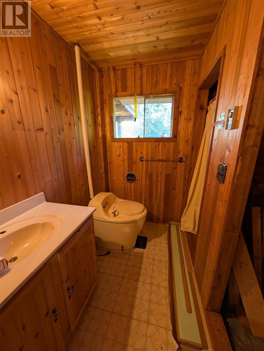 27B Long Beach Rd, Wawa, ON - Indoor Photo Showing Bathroom