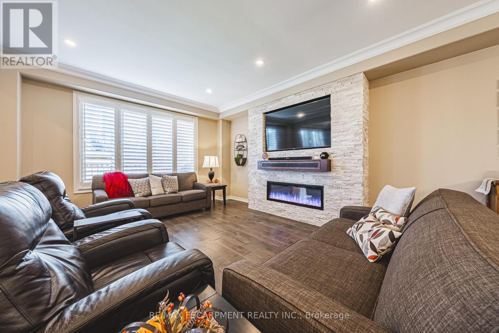 68 Kinsman Drive, Hamilton, ON - Indoor Photo Showing Living Room With Fireplace