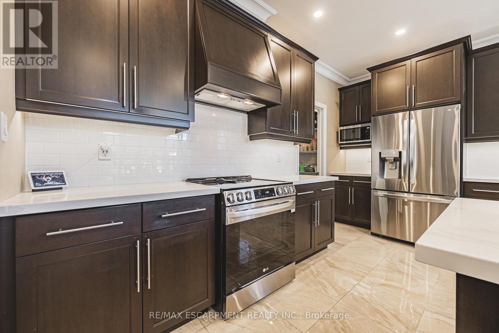 68 Kinsman Drive, Hamilton, ON - Indoor Photo Showing Kitchen With Upgraded Kitchen