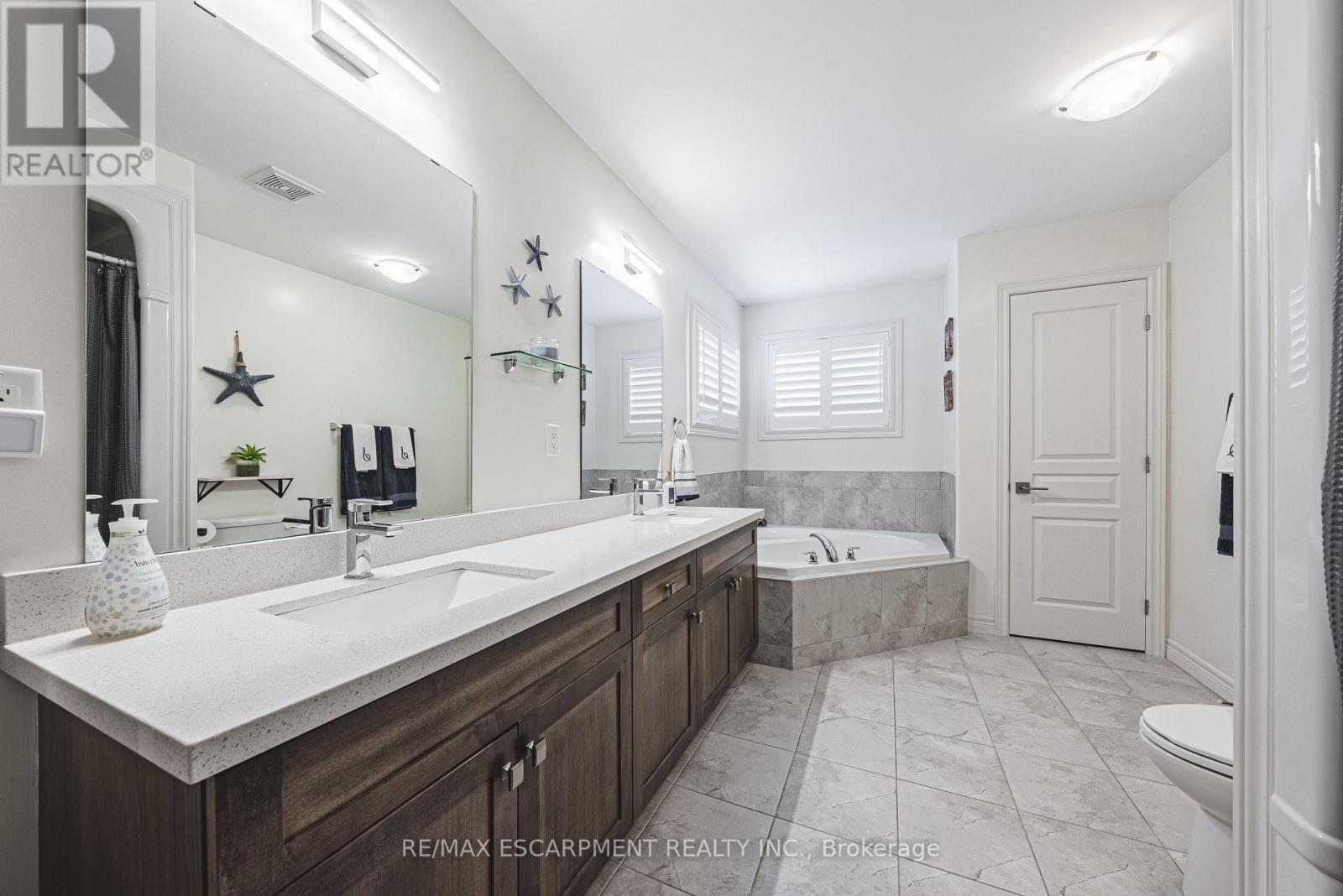 68 Kinsman Drive, Hamilton, ON - Indoor Photo Showing Bathroom