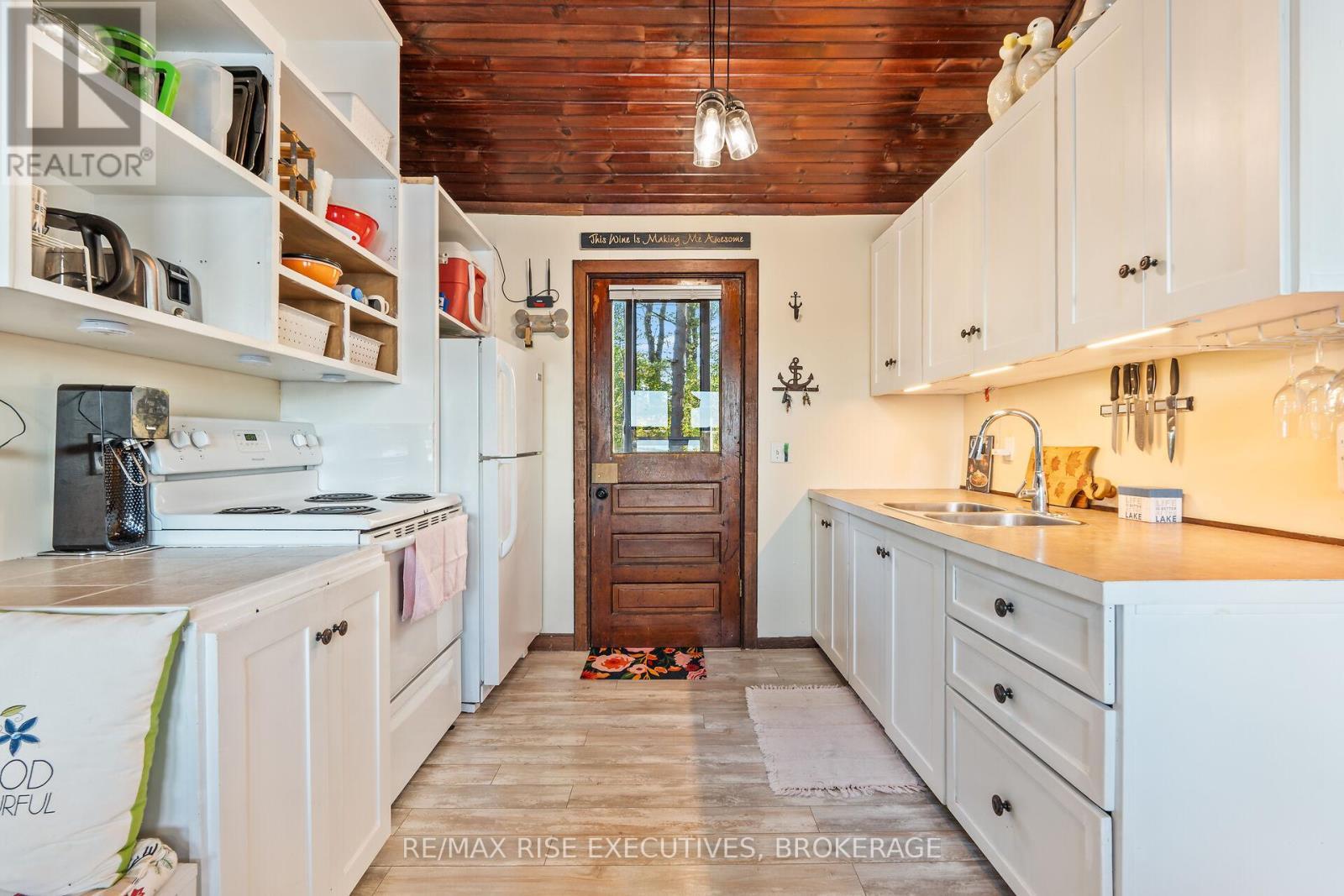 465K Lyndhurst Road, Leeds And The Thousand Islands, ON - Indoor Photo Showing Kitchen With Double Sink