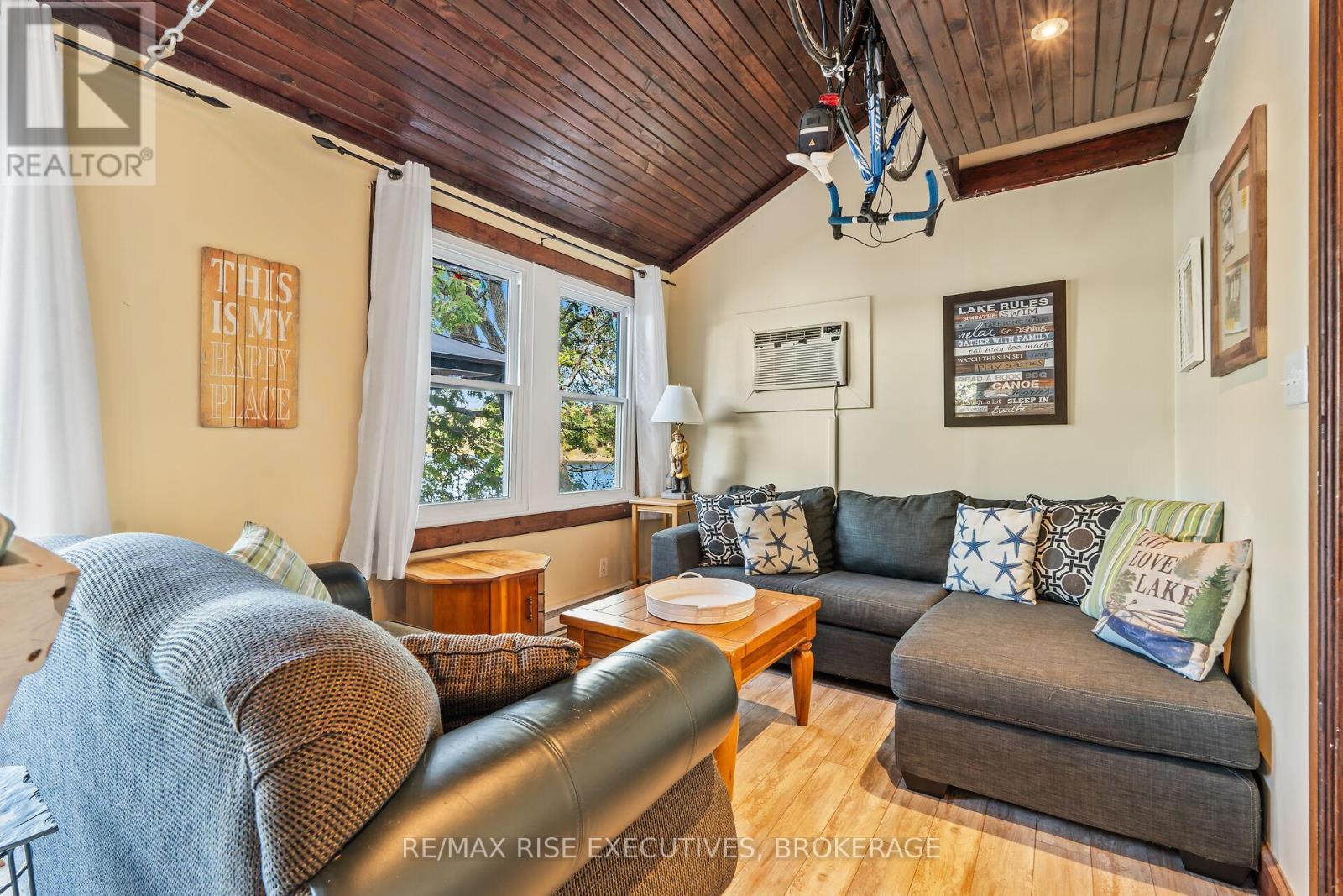465K Lyndhurst Road, Leeds And The Thousand Islands, ON - Indoor Photo Showing Living Room