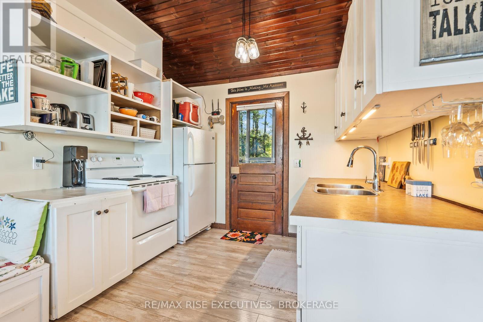 465K Lyndhurst Road, Leeds And The Thousand Islands, ON - Indoor Photo Showing Kitchen With Double Sink
