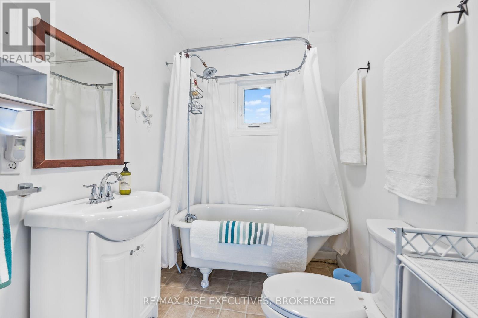 465K Lyndhurst Road, Leeds And The Thousand Islands, ON - Indoor Photo Showing Bathroom