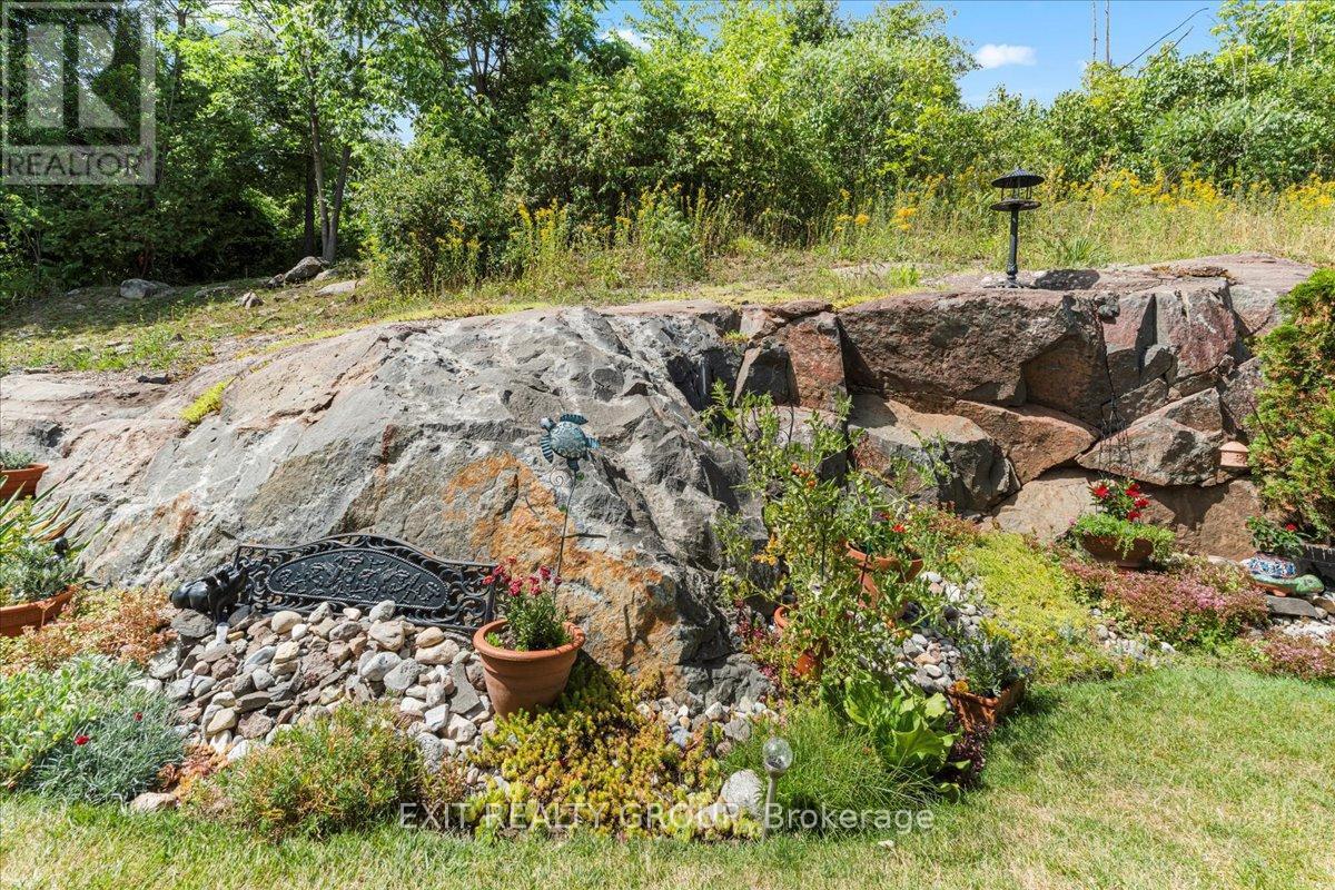 20 Gladstone Street, Madoc, ON - Outdoor