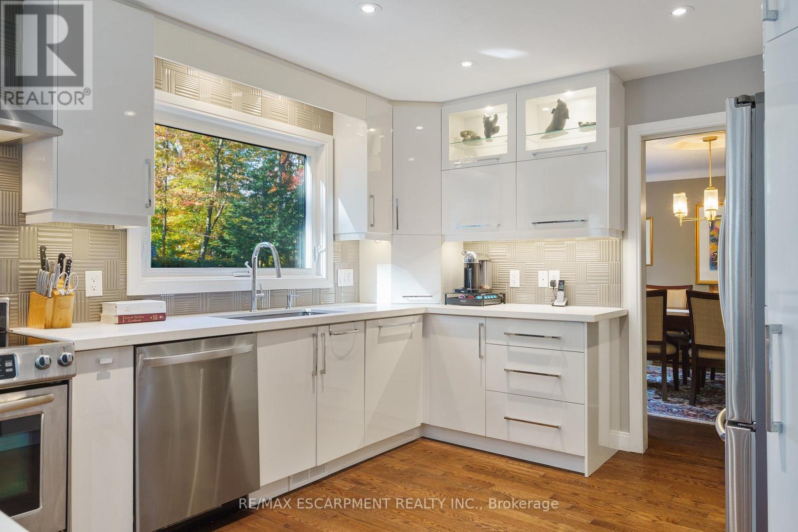 75 Terrace Drive, Hamilton, ON - Indoor Photo Showing Kitchen With Upgraded Kitchen