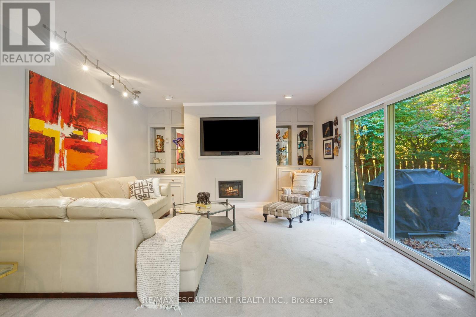 75 Terrace Drive, Hamilton, ON - Indoor Photo Showing Living Room With Fireplace