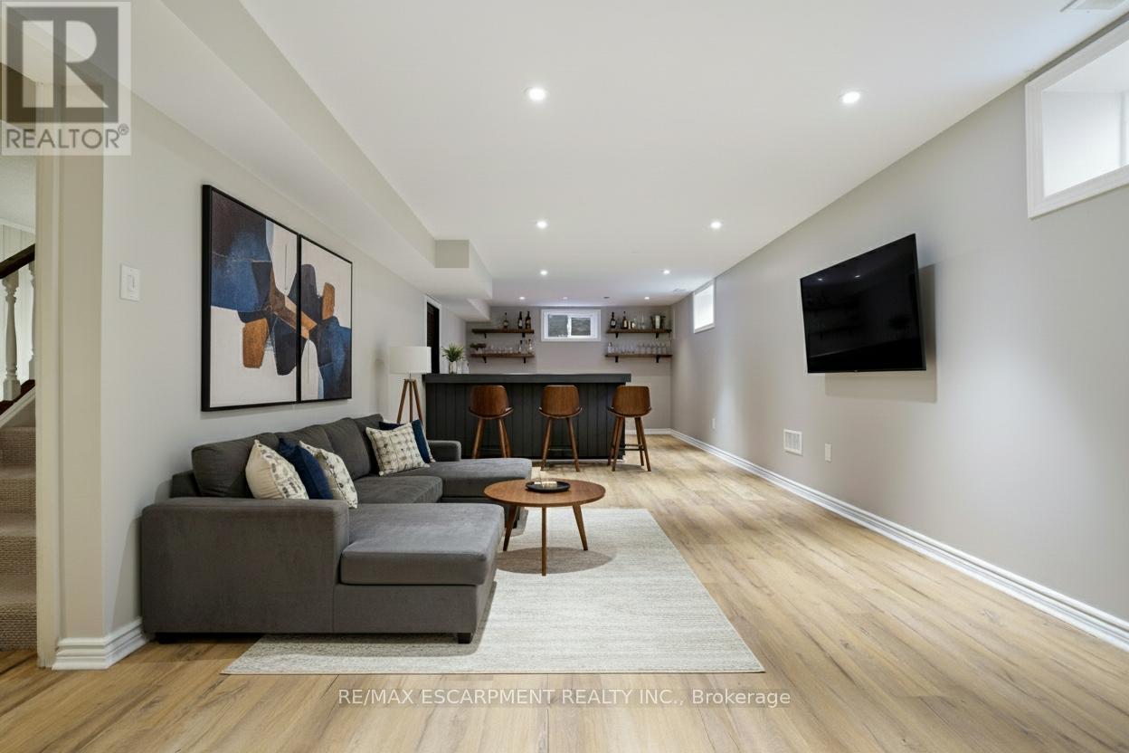 75 Terrace Drive, Hamilton, ON - Indoor Photo Showing Living Room