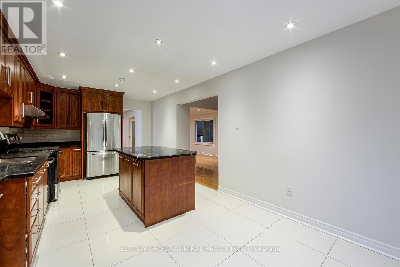 63 Croteau Crescent, Vaughan, ON - Indoor Photo Showing Kitchen With Double Sink