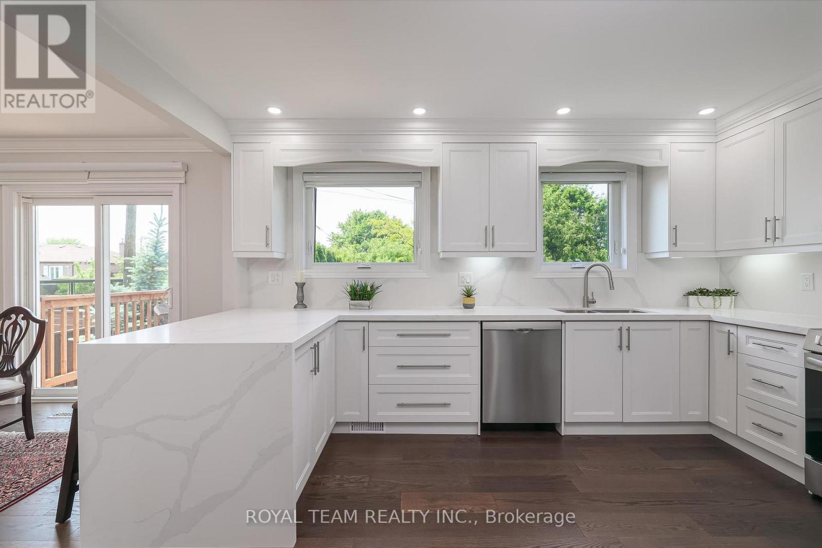 6 Crioline Road, Toronto, ON - Indoor Photo Showing Kitchen With Upgraded Kitchen