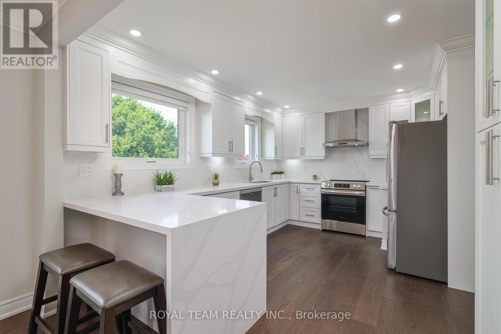 6 Crioline Road, Toronto, ON - Indoor Photo Showing Kitchen With Upgraded Kitchen
