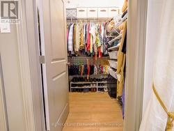 Walk-in Closet -