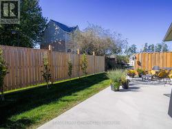 End Unit, private fence -