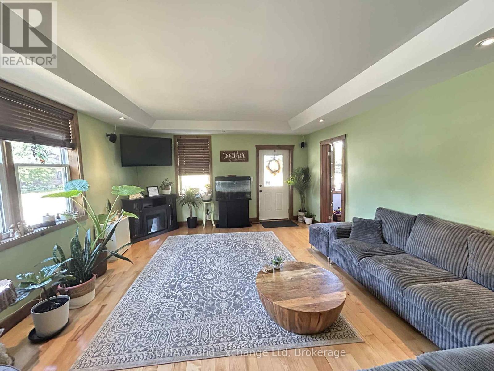 202 Union Street, North Huron (Blyth), ON - Indoor Photo Showing Living Room