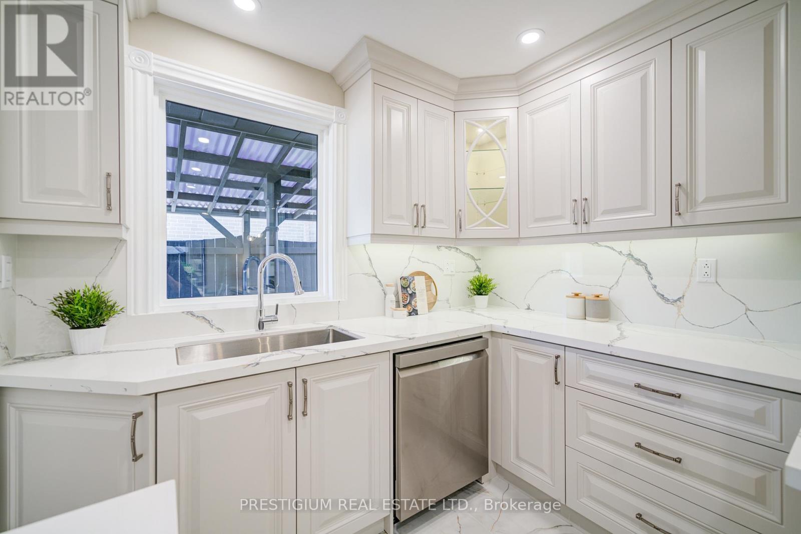 Upper Level - 6 Willis Drive, Brampton, ON - Indoor Photo Showing Kitchen
