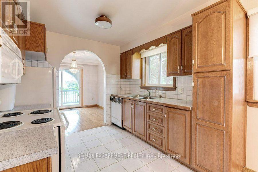 595 Green Mountain Road E, Hamilton, ON - Indoor Photo Showing Kitchen With Double Sink
