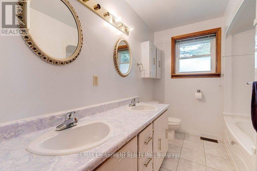 595 Green Mountain Road E, Hamilton, ON - Indoor Photo Showing Bathroom