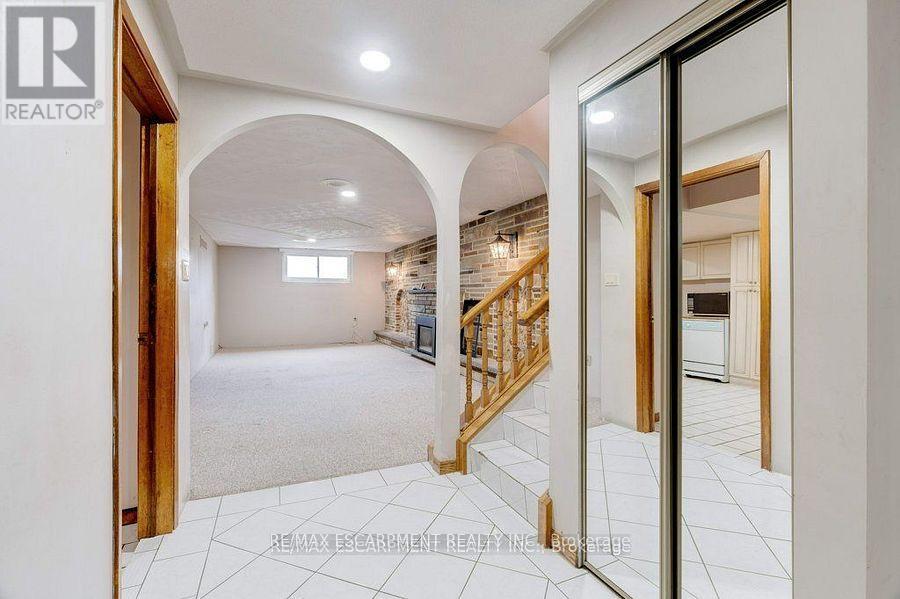 595 Green Mountain Road E, Hamilton, ON - Indoor Photo Showing Other Room