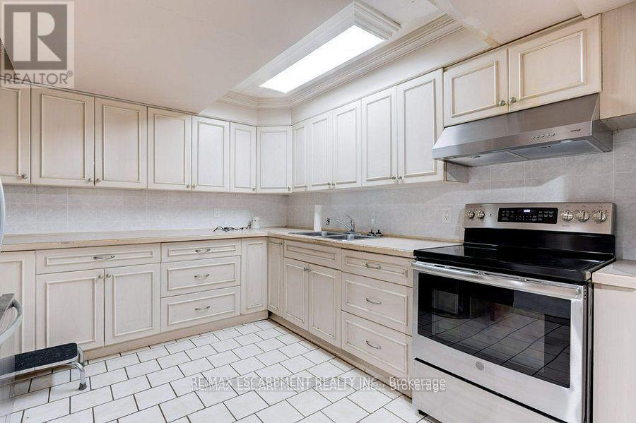 595 Green Mountain Road E, Hamilton, ON - Indoor Photo Showing Kitchen With Double Sink