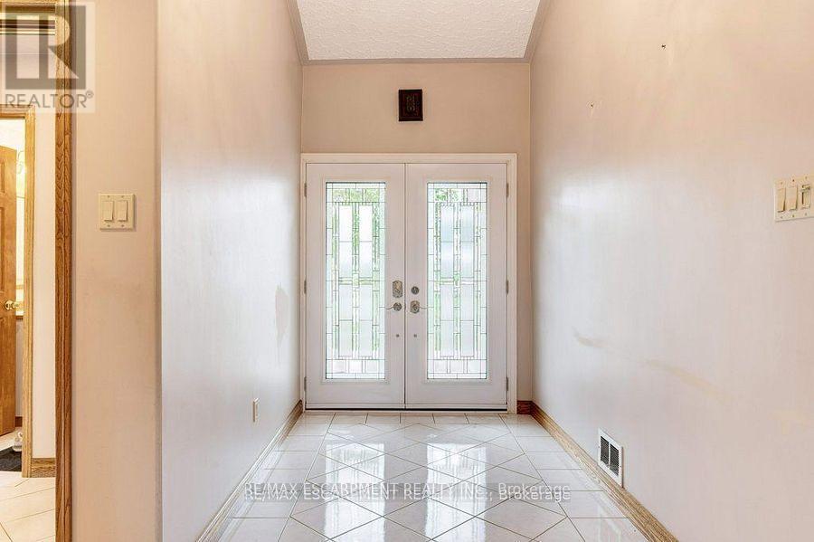 595 Green Mountain Road E, Hamilton, ON - Indoor Photo Showing Other Room