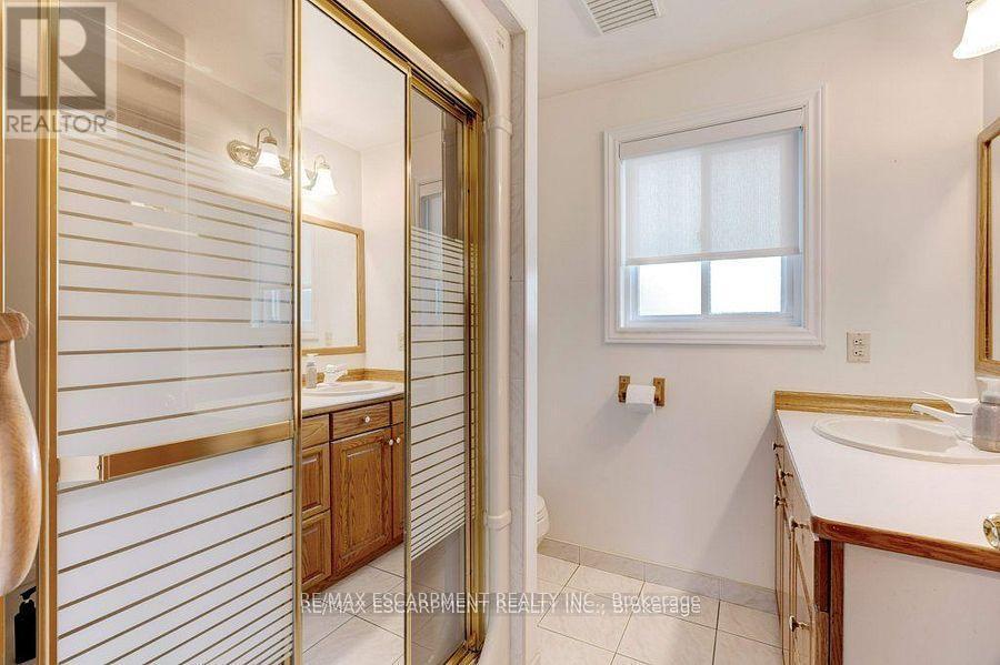 595 Green Mountain Road E, Hamilton, ON - Indoor Photo Showing Bathroom